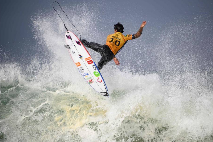 Tquio: alerta de tufo deixa surfistas animados com ondas mais altas